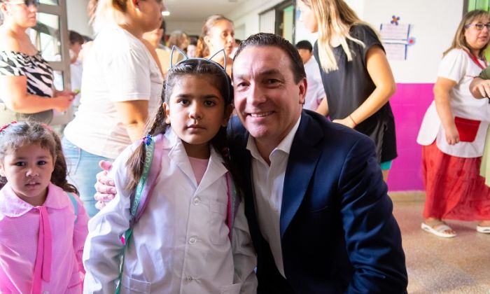 Florencio Varela - Andrés Watson compartió el comienzo del ciclo lectivo 2023 junto a estudiantes de la Primaria Nº33